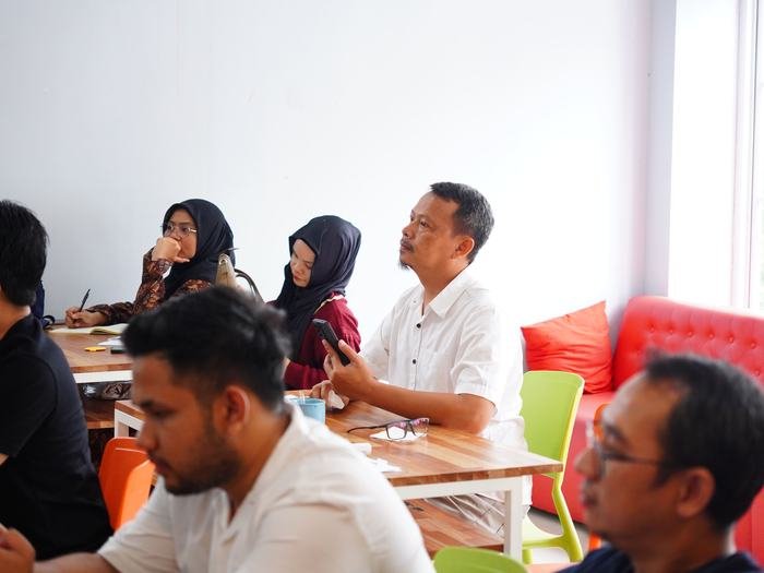Peserta pelatihan Lunar Academy berdiskusi