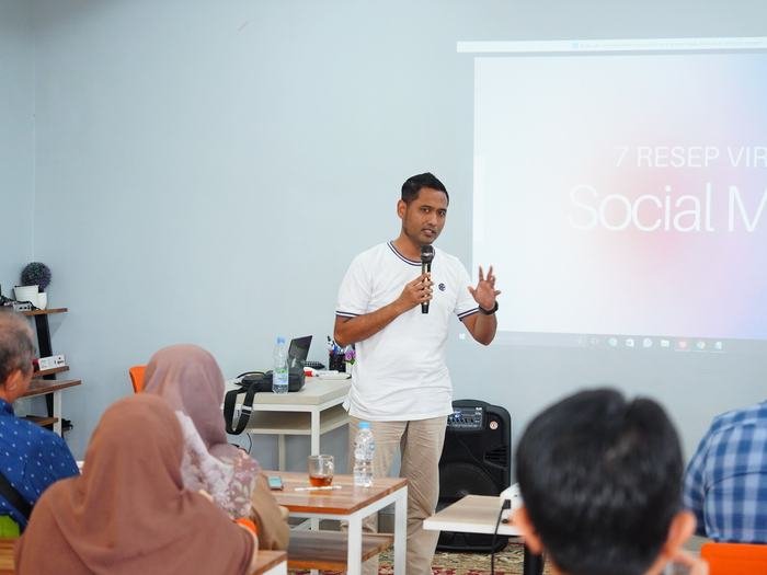 Pengajar menyampaikan materi di Lunar Academy